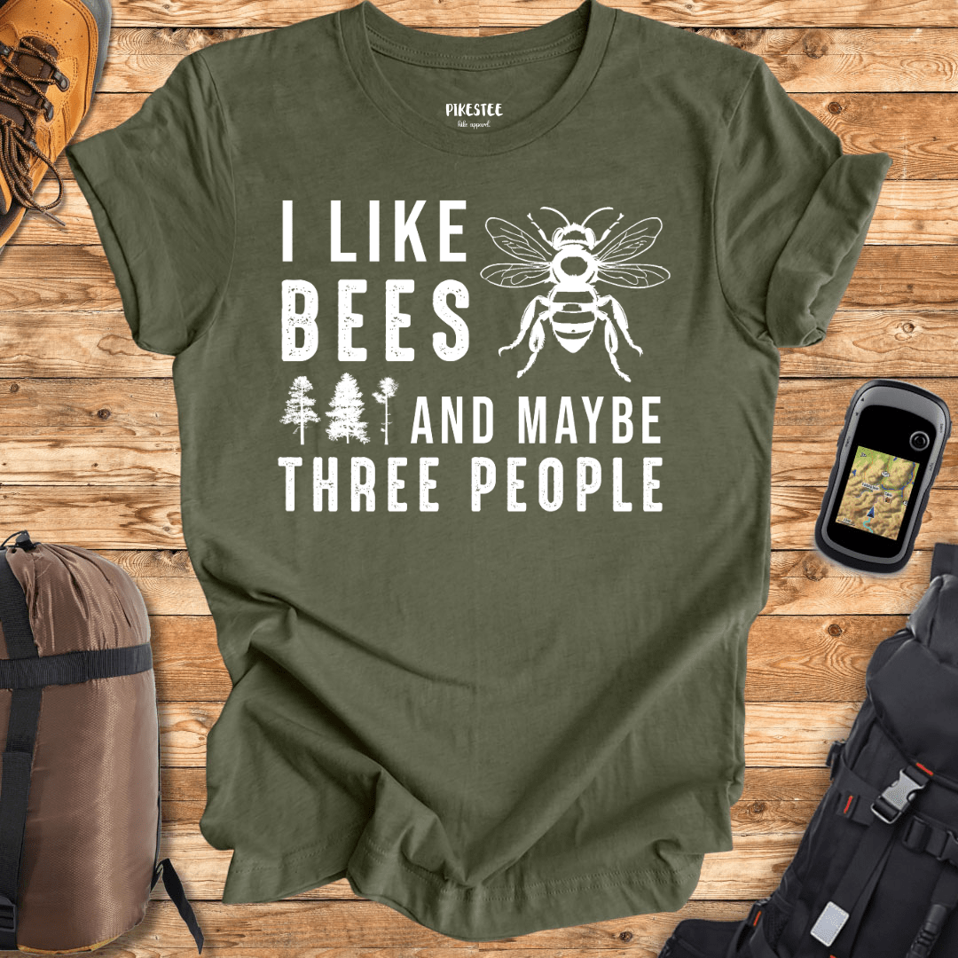 "I Like Bees And Maybe Three People" graphic T-shirt