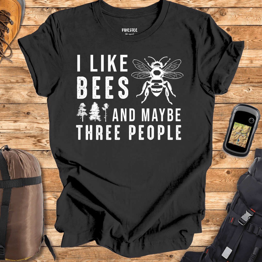 "I Like Bees And Maybe Three People" graphic T-shirt