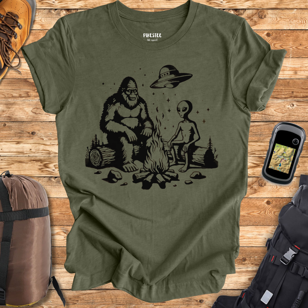 "BigFoot And Alien" graphic T-shirt